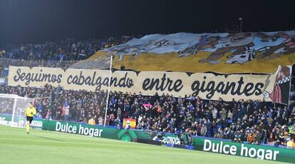 Una bandera del Getafe CF en un encuentro de LaLiga, que dice: 'Seguimos cabalgando entre gigantes'.