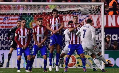 Cristiano Ronaldo lanza la falta del primer gol.