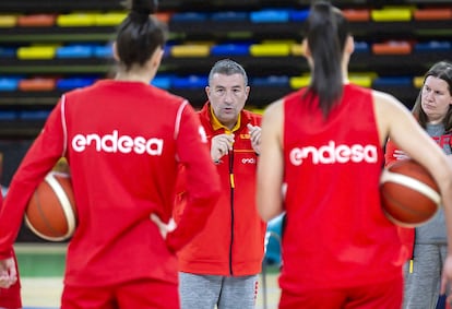El seleccionador, Miguel Méndez, da indicaciones a las jugadoras durante un entrenamiento. NACHO IZQUIERDO