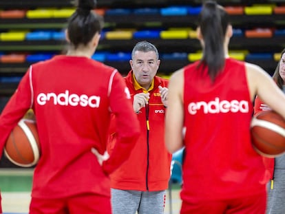 El seleccionador, Miguel Méndez, da indicaciones a las jugadoras durante un entrenamiento. NACHO IZQUIERDO