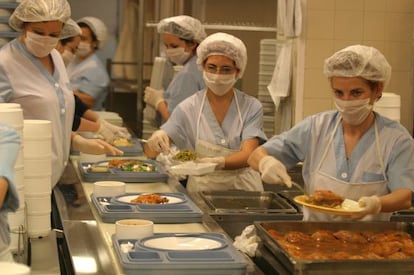 Trabajadoras del servicio de restauraci&oacute;n del hospital de Valme, en Sevilla