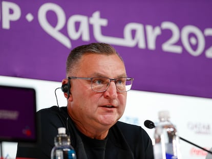 El entrenador de la selección polaca de fútbol, Czeslaw Michniewicz, en rueda de prensa, antes del partido contra México.