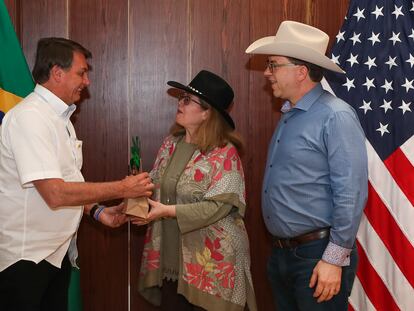 Bolsonaro com embaixador dos EUA no Brasil, Todd Chapman, e sua mulher, Janetta, no dia 4 de julho.