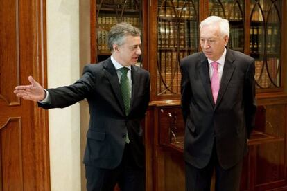 Iñigo Urkullu recibe al ministro Margallo en Lehendakaritza.