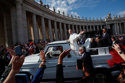El papa León XIV saluda a los fieles desde el papamóvil antes de su misa inaugural en la plaza de San Pedro, en el Vaticano.