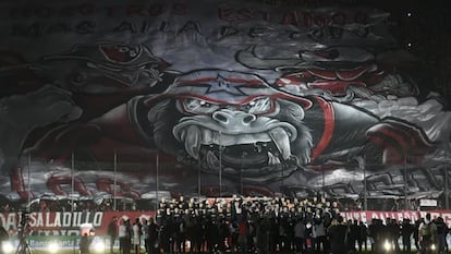 El momento en que la barra brava de Newell's Old Boys despliega la bandera, el 24 de junio en Rosario (Argentina).