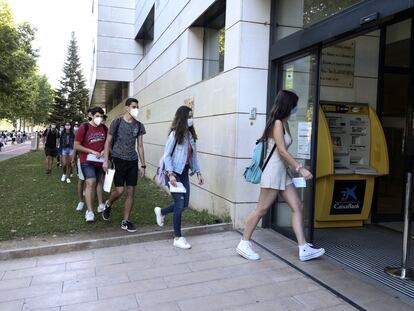 Un grupo de estudiantes entra en la Universitat de Lleida para hacer la Selectividad