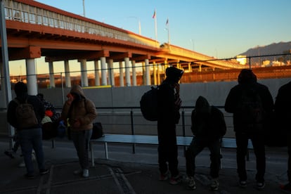 Migrantes que tenían una cita programada con la aplicación CBP One de la Oficina de Aduanas y Protección Fronteriza de Estados Unidos se reúnen para obtener información cerca del puente fronterizo internacional Paso del Norte, este martes en Ciudad Juárez.