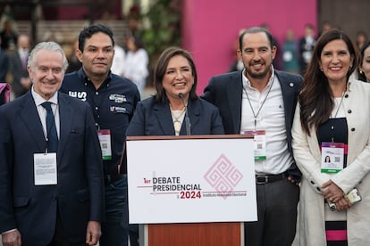 Xóchitl Gálvez en la explanada del Instituto Nacional Electoral