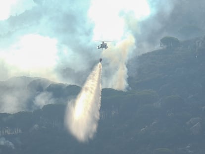 Aeronave en el incendio en Tarifa, este miércoles.