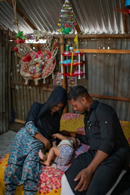 Rakib Mridha en su casa con su mujer y su hija. Se casaron siendo ambos menores de edad.