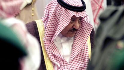 El ministro saudí de Interior, Nayef bin Abdul-Aziz Al Saud, llega a las honras fúnebres del príncipe Sultan bin Abdulaziz.