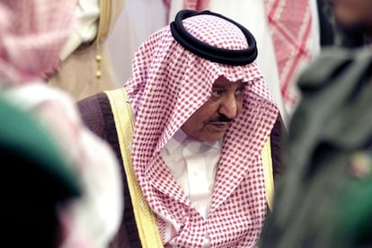 El ministro saudí de Interior, Nayef bin Abdul-Aziz Al Saud, llega a las honras fúnebres del príncipe Sultan bin Abdulaziz.
