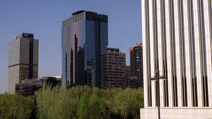 Panorámica de algunos rascacielos de oficinas en Azca, en la zona del paseo de la Castellana de Madrid. Al fondo, el edificio Windsor, destruido por un incendio en 2005.