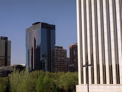 Panorámica de algunos rascacielos de oficinas en Azca, en la zona del paseo de la Castellana de Madrid. Al fondo, el edificio Windsor, destruido por un incendio en 2005.