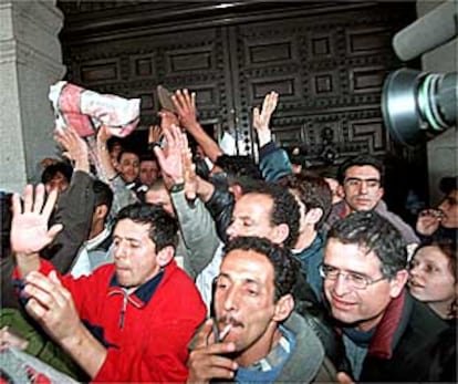 Los inmigrantes, ayer a la entrada de la sede del Defensor del Pueblo.