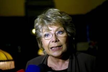 La comisaria europea de Justicia, Viviane Reding, habla con los medios durante su visita al Palacio de la Bolsa en Oporto, Portugal hoy, miércoles 20 de febrero de 2013.