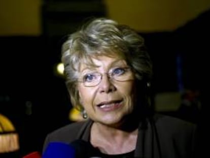 La comisaria europea de Justicia, Viviane Reding, habla con los medios durante su visita al Palacio de la Bolsa en Oporto, Portugal hoy, miércoles 20 de febrero de 2013.