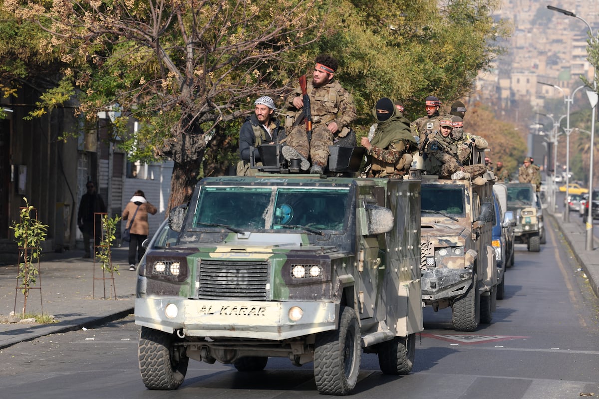 Tanques abandonados en Siria y centros comerciales saqueados: los rebeldes tratan de poner orden tras la caída del régimen