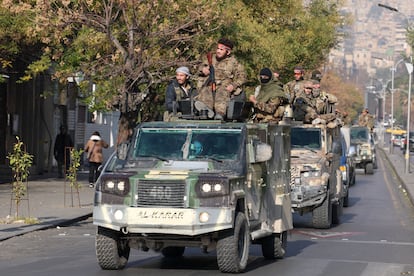 Combatientes rebeldes circulan por Damasco este lunes tras la huida del presidente sirio, Bachar el Asad.