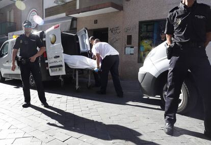 Empleados de la funeraria trasladan el cuerpo de la mujer asesinada en Alcorc&oacute;n el pasado jueves.