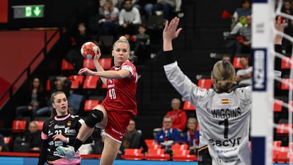 Daria Michalak (izq) de Polonia y Nicole Wiggins (dcha) de España en acción durante el partido de balonmano del grupo C de la EHF Women's EURO 2024 este martes.