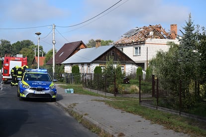 Servicios de emergencia ante una vivienda afectada por la caída de restos de un dron derribado, en Wyryki, Polonia. 