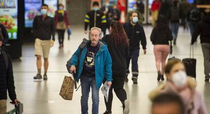 Movimiento en la estación de Atocha a primera hora de la mañana.