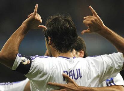 Raúl festeja el primer gol del Real Madrid