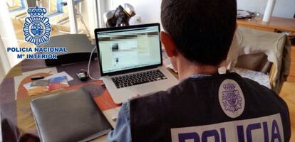 Un agente del Cuerpo Nacional de Policía analiza una página web.