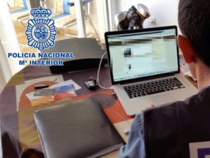 Un agente del Cuerpo Nacional de Polic&iacute;a analiza una p&aacute;gina web.