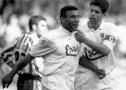 Passi y Fabiano, el capitán, celebran un gol del Compos al Betis en Primera.