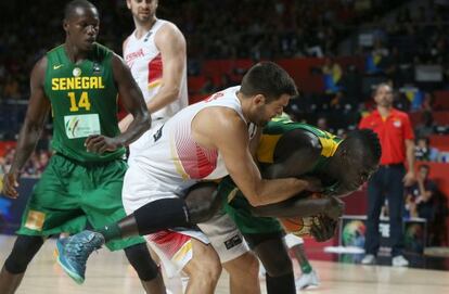 Felipe Reyes lucha por un bal&oacute;n con Badji.