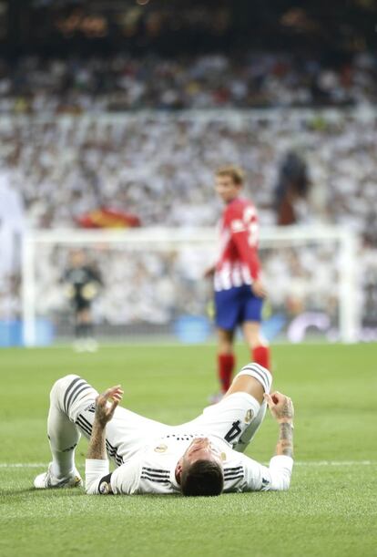 Ramos, en el suelo tras el golpe con Saúl.