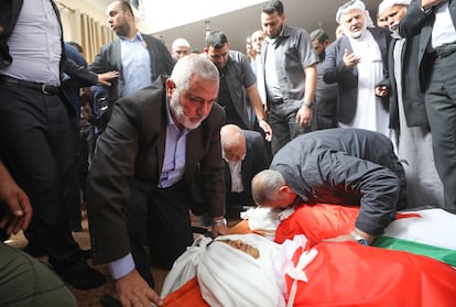 El jefe político de Hamás, Ismail Haniya (a la izquierda), llora por tres niños, muertos por un ataque israelí, durante el funeral en Deir al Balah, en la Franja de Gaza, el 29 de octubre de 2018.