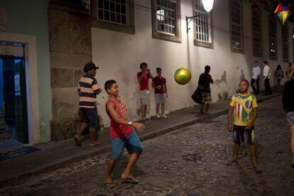 Ni&ntilde;os juegan en una calle de Salvador (Brasil).