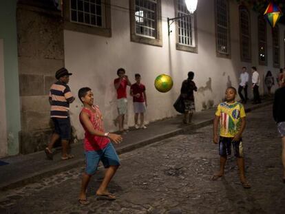 Ni&ntilde;os juegan en una calle de Salvador (Brasil).