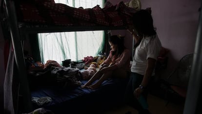 Una psicóloga junto a M., que quedó embarazada tras una violación en Honduras.