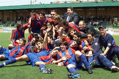 Equipo cadete del Barça que ganó la Copa Cataluña en 2003. Cesc (con la boca abierta), tumbado tras Messi.