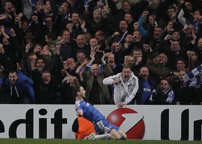 Ivanovic celebra arrodillado el gol que concedió el pase al Chelsea en la prórroga.