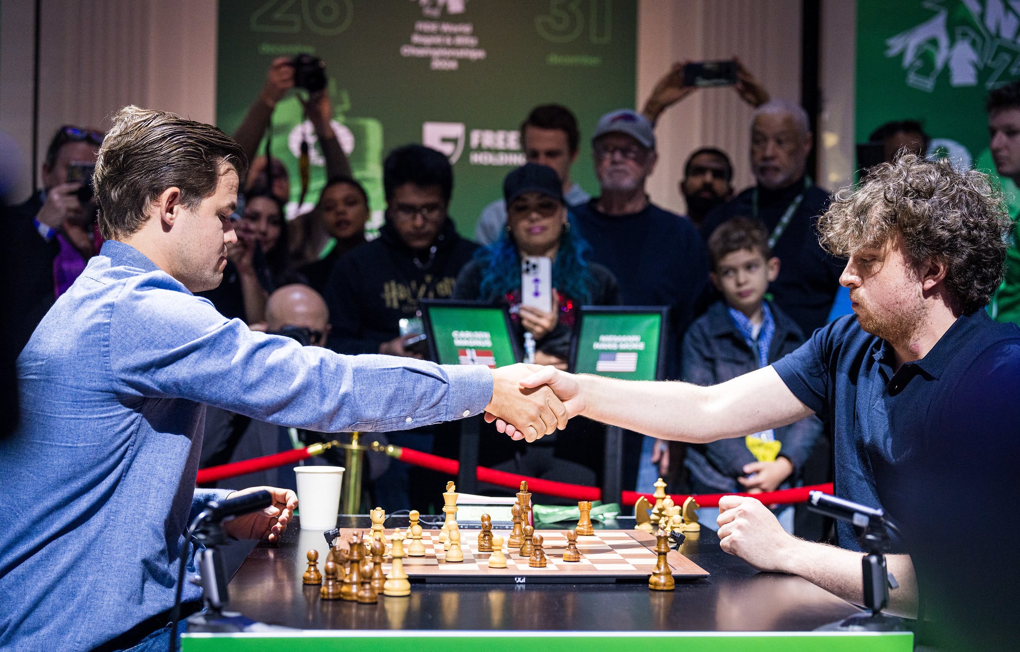 Carslen (izquierda) y Niemann se saludan tras hacer tablas en el primer asalto de cuartos de final del Mundial Relámpago, este martes en Nueva York