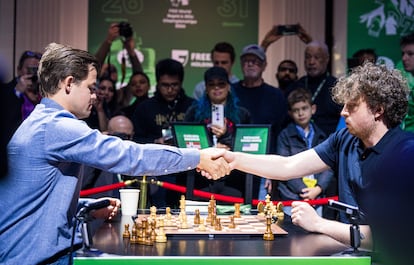 Carslen (izquierda) y Niemann se saludan tras hacer tablas en el primer asalto de cuartos de final del Mundial Relámpago, este martes en Nueva York