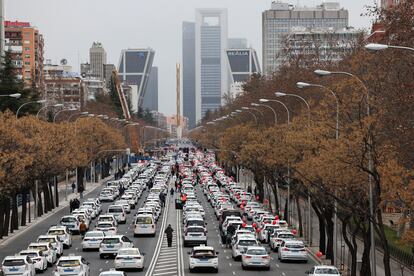 Vista general de los taxistas, durante la protesta en Madrid, este miércoles.