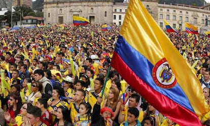 Aficionados colombianos celebran en Bogotá el triunfo contra Uruguay.