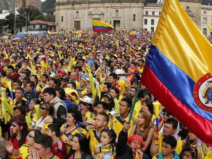 Aficionados colombianos celebran en Bogotá el triunfo contra Uruguay.