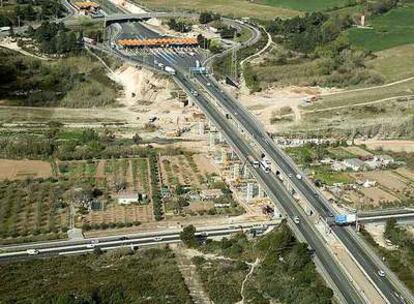 Imagen aérea de la AP-7 a su paso por Tarragona.