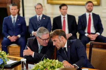 El primer ministro del Reino Unido, Keir Starmer; junto al presidente francés, Emmanuel Macron durante la reunión, este lunes. 