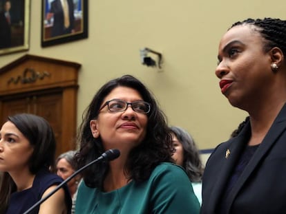 De esquerda para a direita, Alexandria Ocasio-Cortez, Rashida Tlaib e Ayanna Pressley, na sexta-feira passada no Congresso.