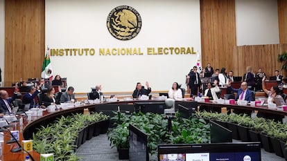 Consejeros del Instituto Nacional Electoral durante la sesión extraordinaria de este viernes, en Ciudad de México.