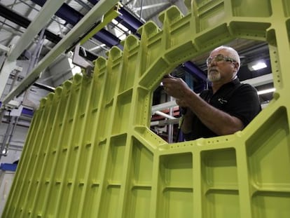 Un operario en la planta de Airbus en Filton.